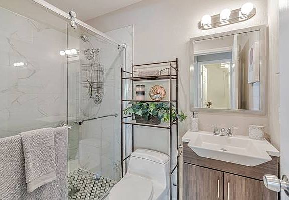 5th image of 725 Mariposa Ave APT 102