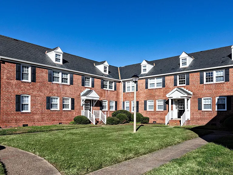 Apartments of Merrimac — Photo 2