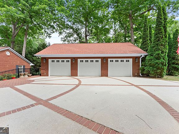 4th image of 2740 Northlake Rd