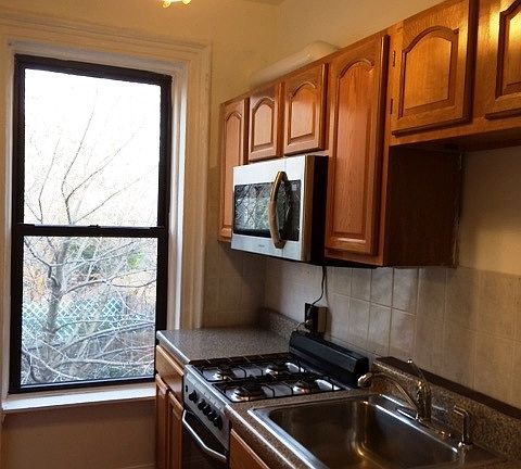 5th image of 379 Lewis Ave #2