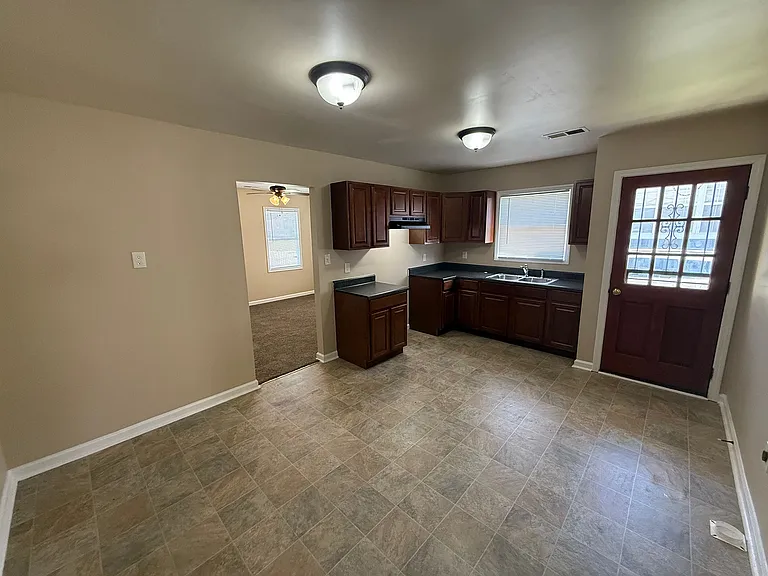 1063 Springdale St — Photo 3