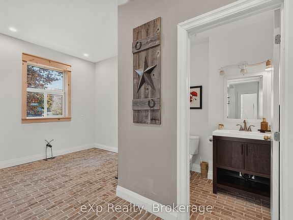 4th image of 35 Toronto Rd