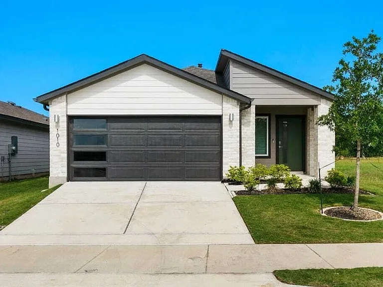 1010 Amistad Loop — Photo 1