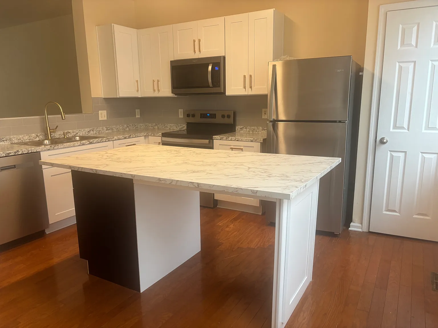 4 bed, 3.5 bath, 1400 sqft, $2,400 — Photo 3