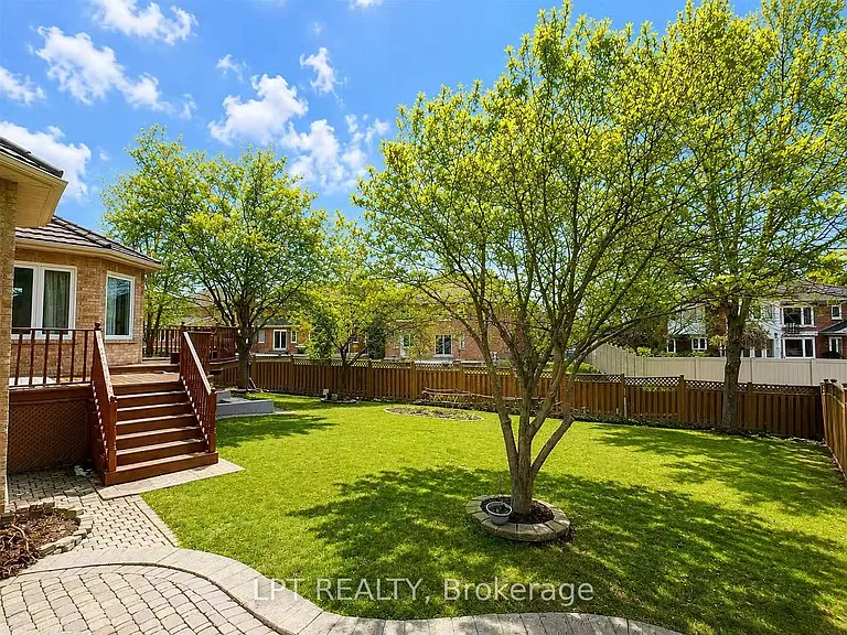 31 Glenayr Rd — Photo 3