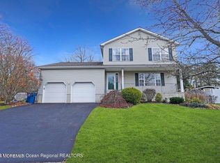 8 Lusia Ct, Howell, NJ 07731
