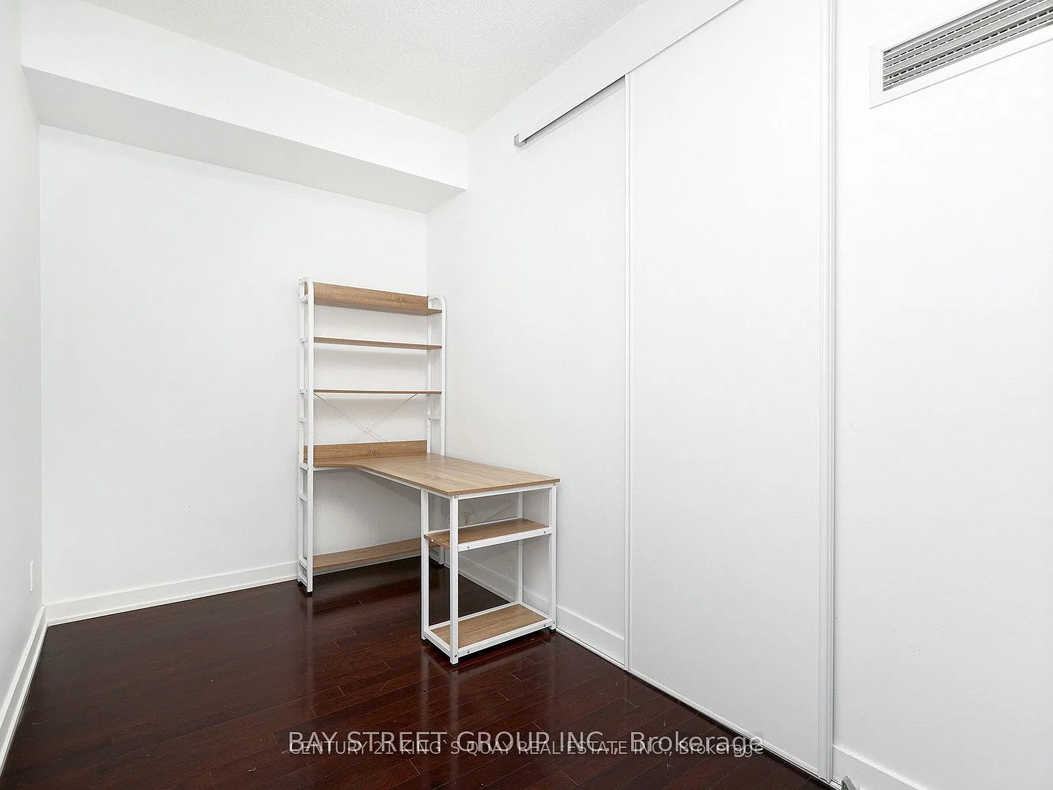33 Charles St E — Photo 3