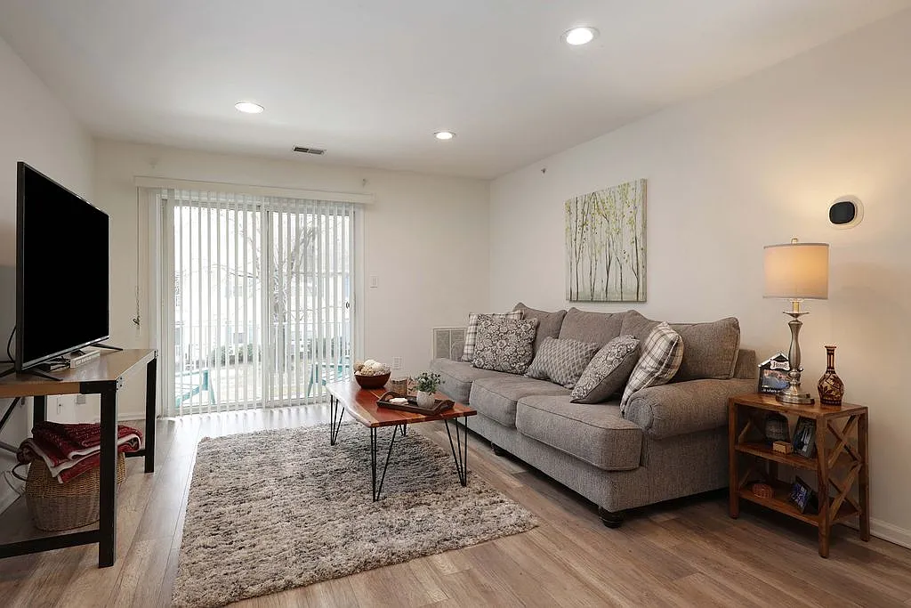 Building Photo - 1015 Wedgewood Cir #1015