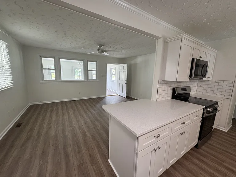 208 Regalwood Dr — Photo 5