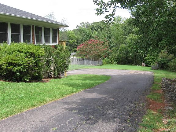 4th image of 141 Deerwood Dr