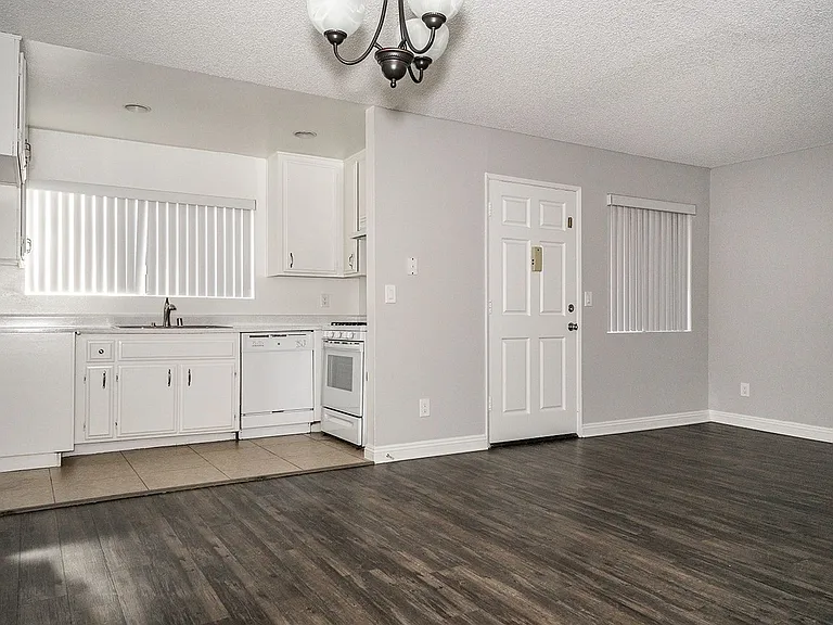 321 N Cedar St — Photo 58