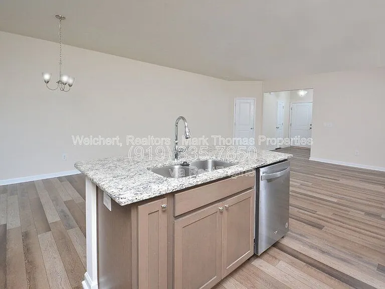 409 Vassar Dr — Photo 9