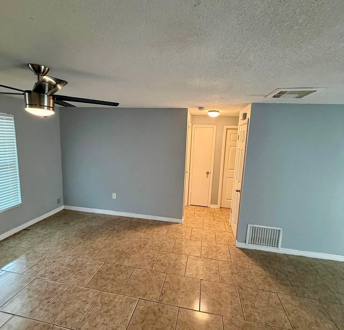 4 bed, 1350 sqft, $2,150 — Photo 3