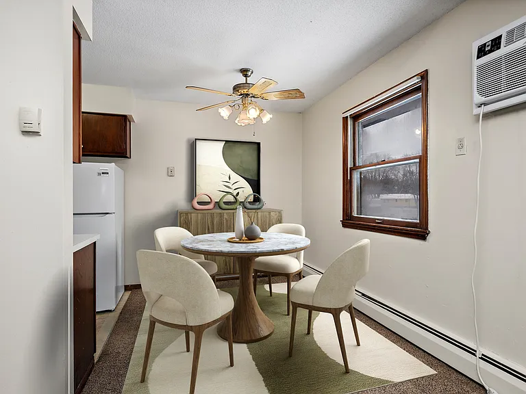 Kings Manor Apartments — Photo 4