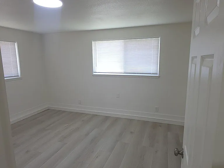 7975 Orange Ave — Photo 6