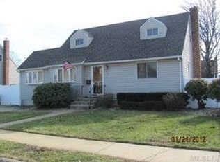 80 Ecker Ave, West Babylon, NY 11704