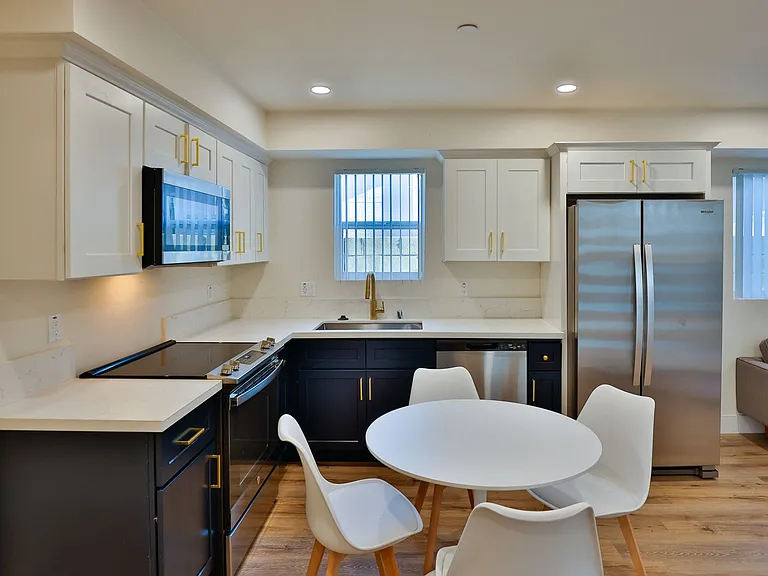 1164 W 37th Pl — Photo 8