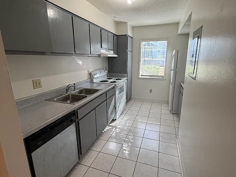 Avery Close Condominiums — Photo 25