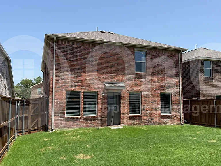 209 Adelina Dr — Photo 2