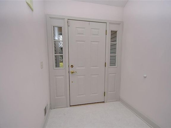 4th image of 28 Columbia Ct