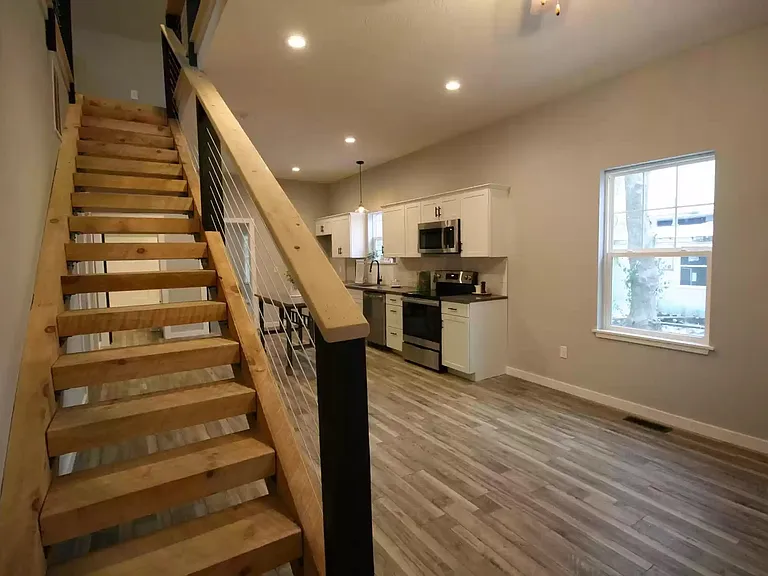 928 W Elm St — Photo 15