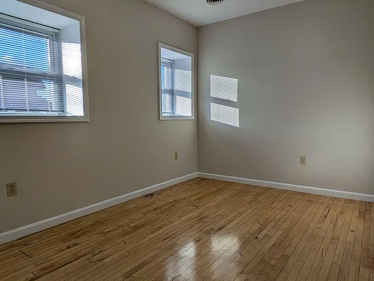 1516 Main St #6 — Photo 11