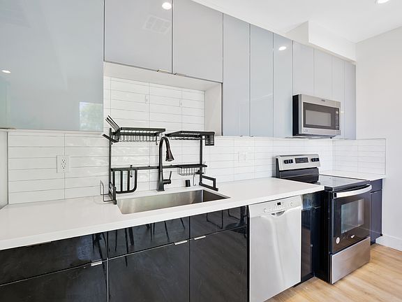 3rd image of 3105 S Normandie Ave #B2