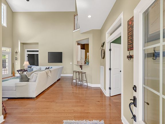 11th image of 157 Giles Ln