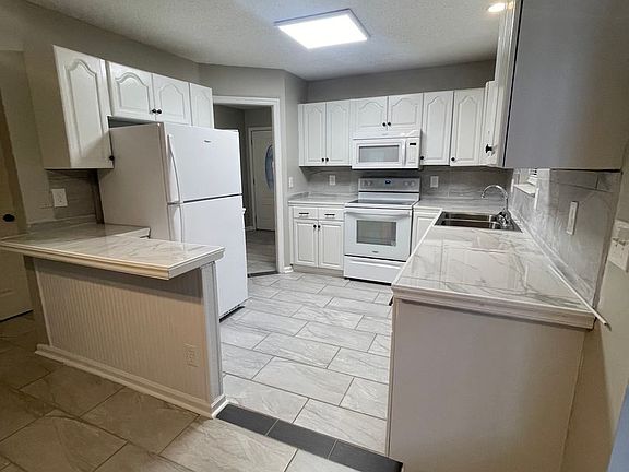 3rd image of 267 Windridge Dr