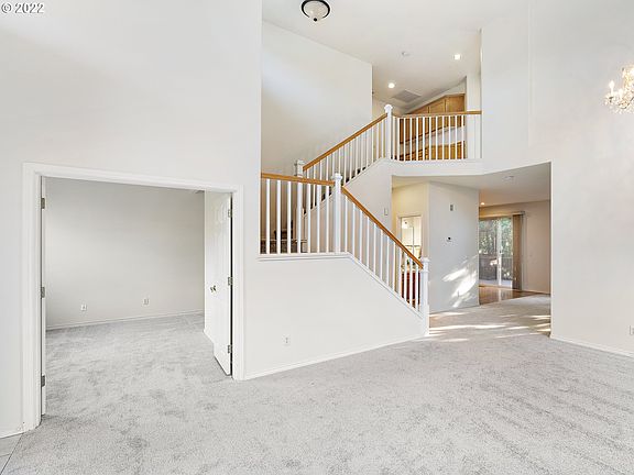 5th image of 1055 NE Creeksedge Dr