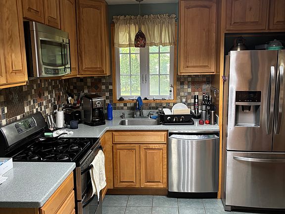 2nd image of 611 Pin Oak Rd
