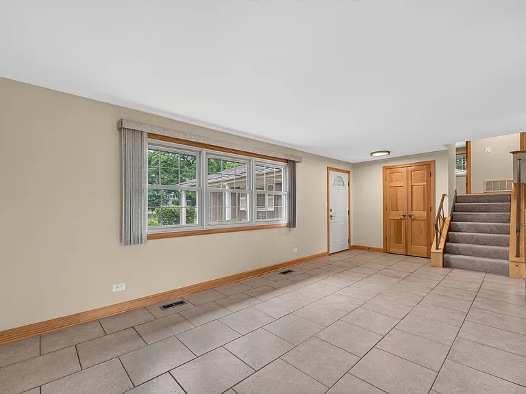 135 Jeffery Ln — Photo 3
