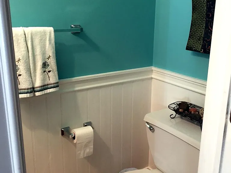 Top Floor Hall Bath