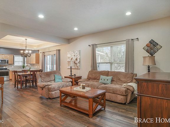 5th image of 3555 Balsam Ave NE