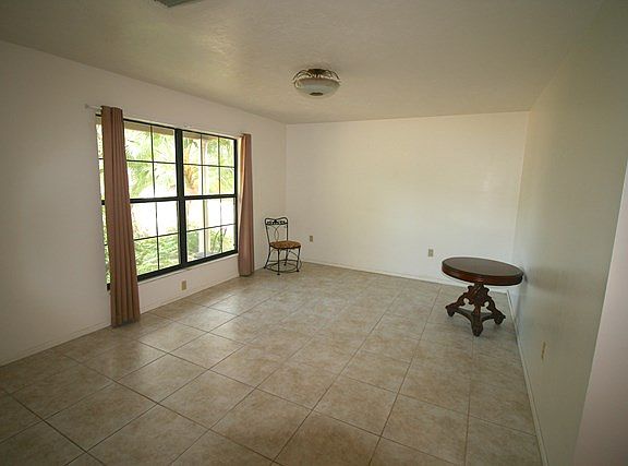 4th image of 16690 Hodges Ave