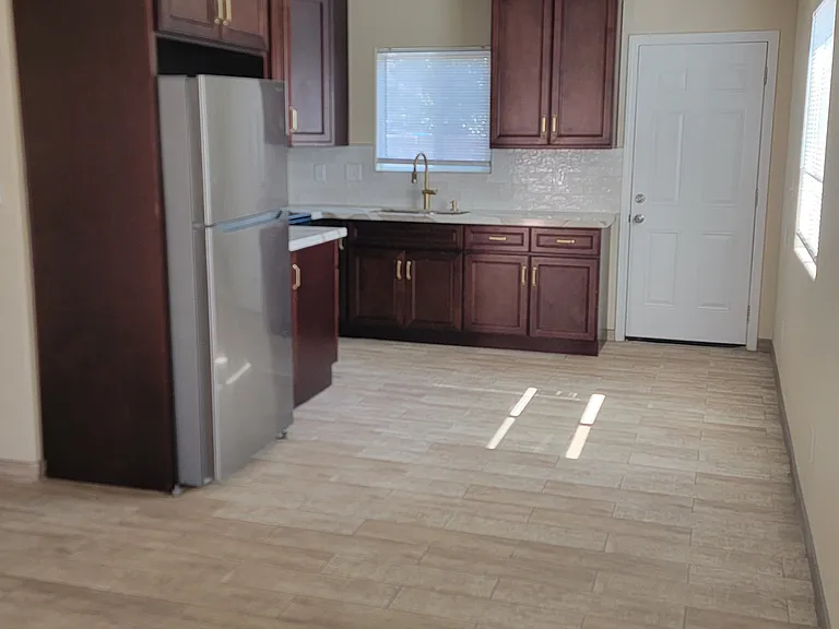 415 W McElhany Ave #A — Photo 2