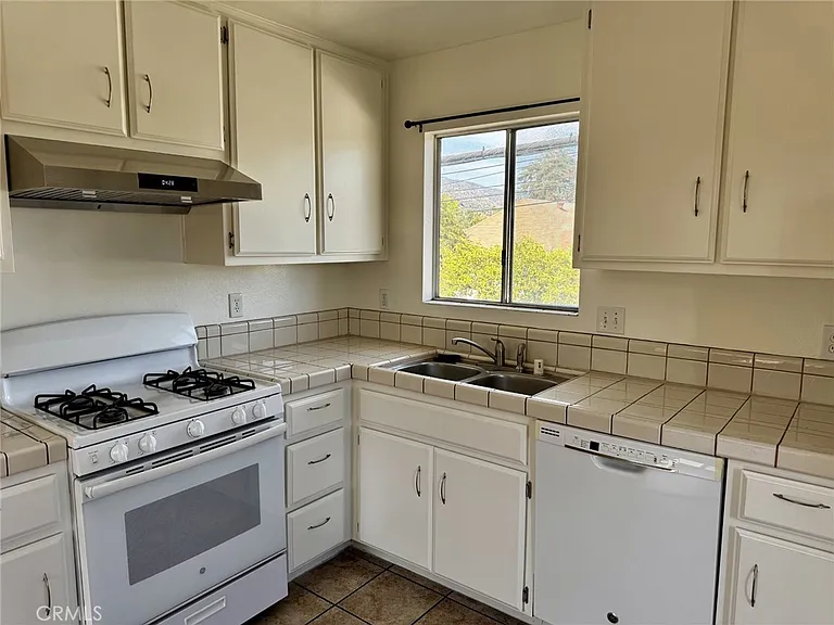 920 N Alameda Ave — Photo 4