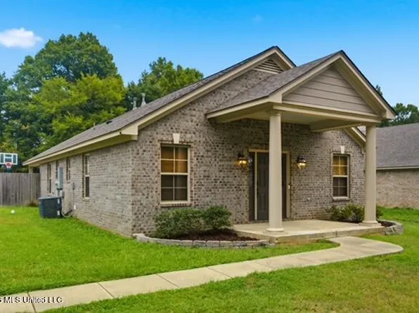 121 Woolfolk Rd, Senatobia, MS 38668