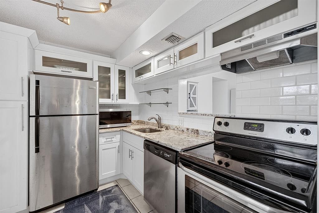 3300 N Palm Aire Dr #706