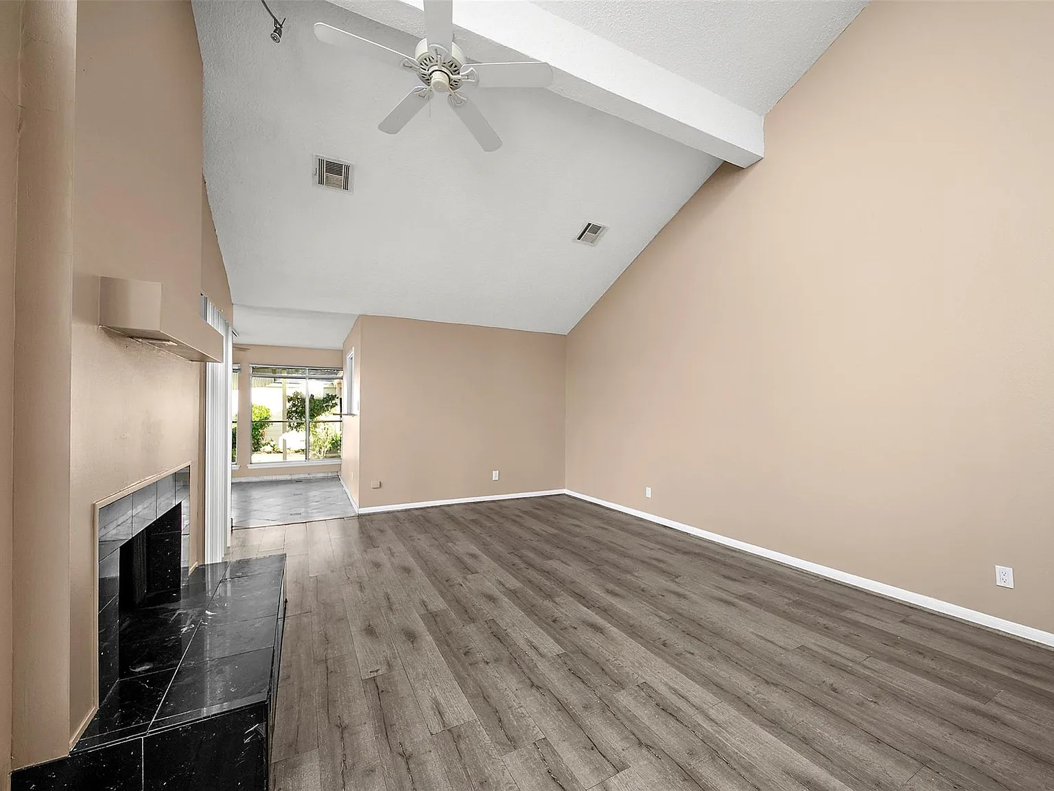 3 bed, 2.5 bath, 1645 sqft, $2,000 — Photo 4