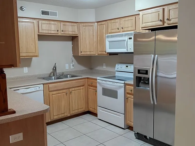 Shelly Rose Apartments — Photo 22