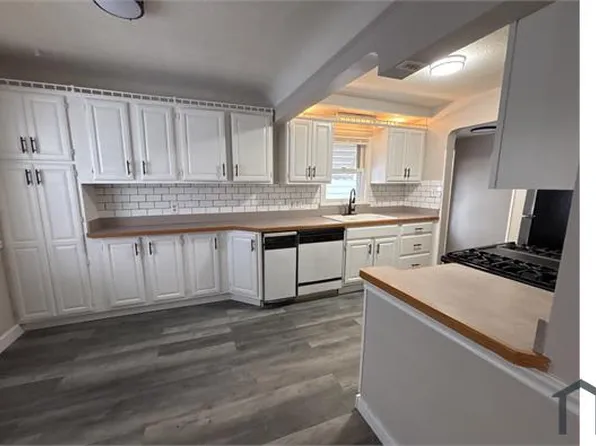 12701 Park Knoll Dr, Garfield Heights, OH 44125