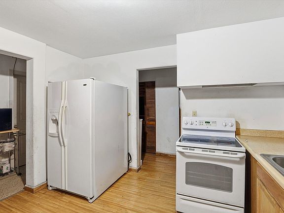 5th image of 202 E Birch Ave