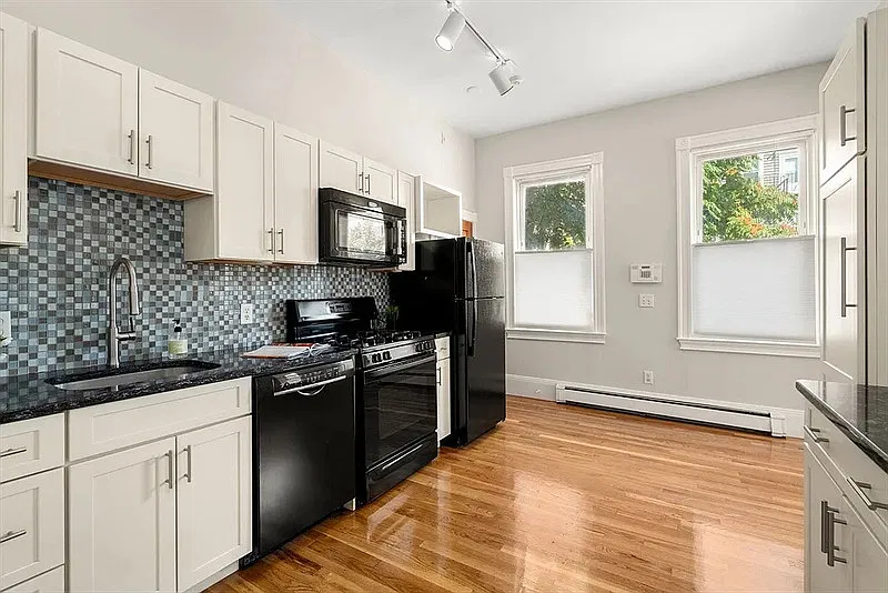 1 bed, 1.0 bath, 617 sqft, $1,920 — Photo 2