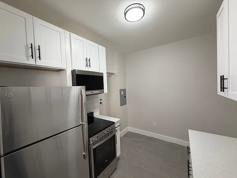 5608 Hudson Ave #8 — Photo 2