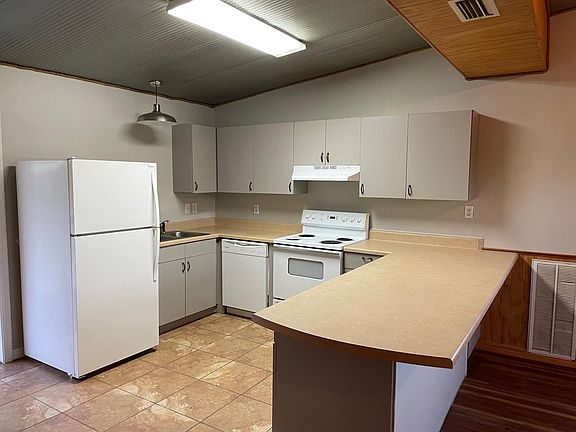 Sweet Kitchen w dishwasher and ice maker!