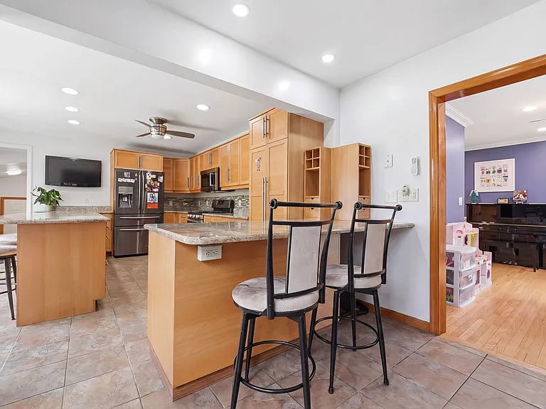 319 E Madison Ave — Photo 9
