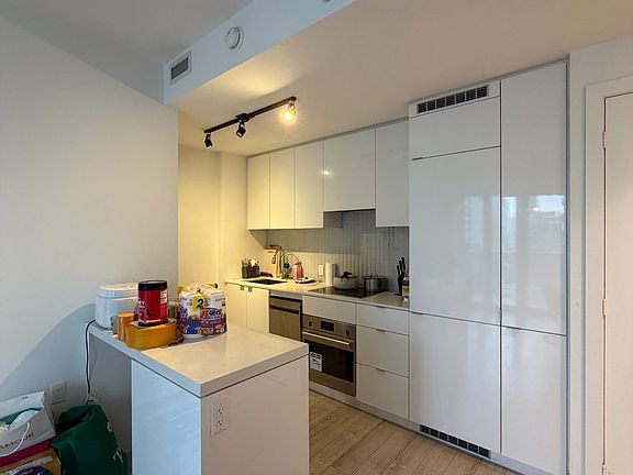 4th image of 7 Grenville St #3305
