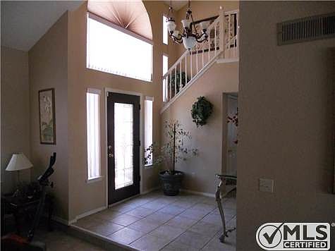 3rd image of 835 Hempstead Dr