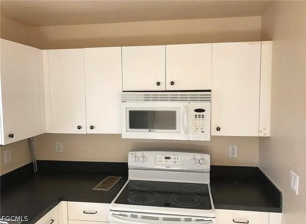 3 bed, 2.0 bath, 1976 sqft, $1,500 — Photo 3